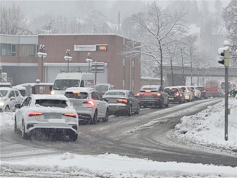 Nach dem Unfall auf der Von-Garßen-Straße staut es sich. Foto: Sowa