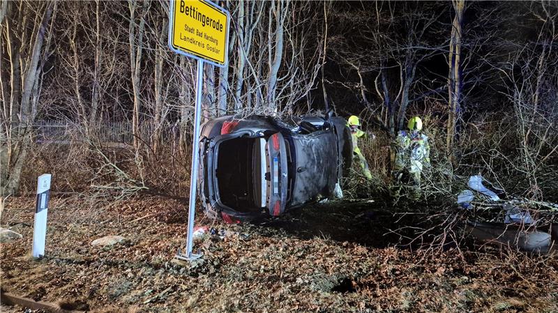 2,17 Promille: Autounfall mit zwei Verletzten Nach dem Unfall bleibt das Fahrzeug am Ortseingang Bettingerode hochkant im Straßengraben liegen.