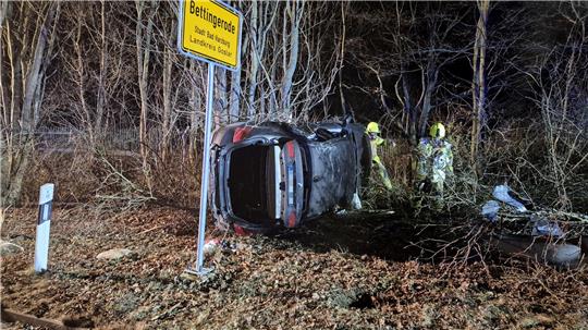 Nach dem Unfall bleibt das Fahrzeug am Ortseingang Bettingerode hochkant im Straßengraben liegen.