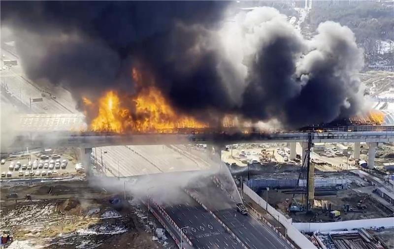 5 Tote und mehr als 30 Verletzte bei Unfall in Südkorea Nach dem Unfall brach ein Feuer aus.