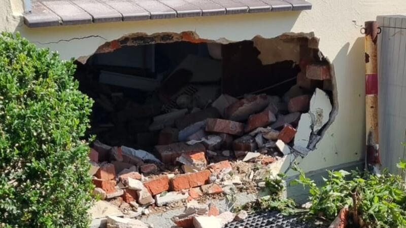 Nach dem Unfall ist nun ein Loch in der Hauswand.