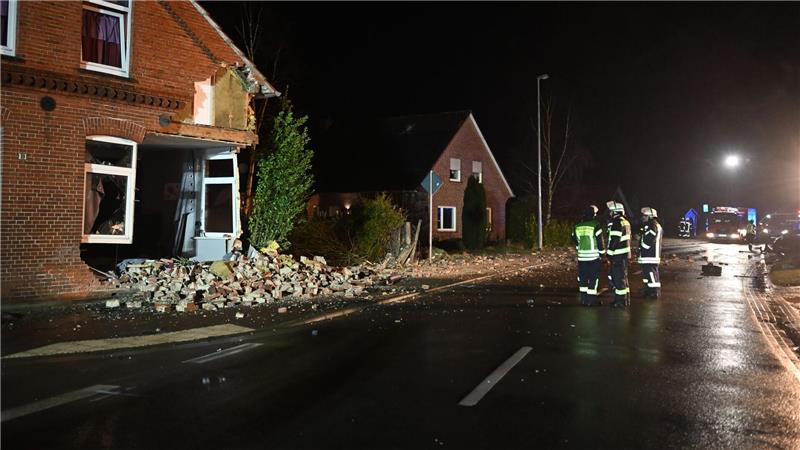 Nach dem Unfall klafft ein großes Loch in der Hauswand. 