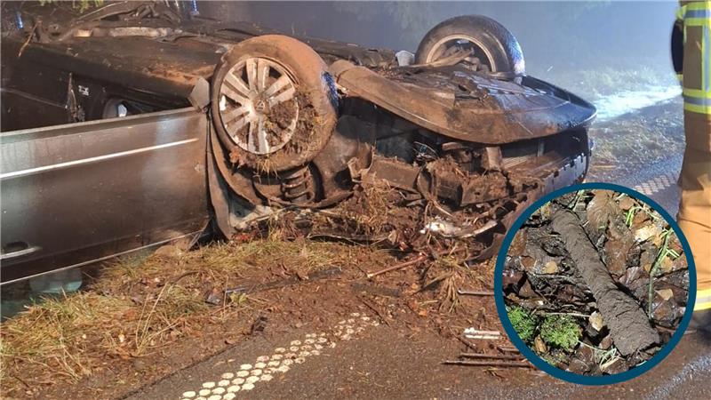 Der Unfallwagen liegt stark beschädigt auf dem Dach. Im eingeklinkten Foto ist eine Bazooka zu sehen.