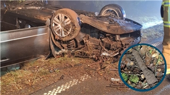 Der Unfallwagen liegt stark beschädigt auf dem Dach. Im eingeklinkten Foto ist eine Bazooka zu sehen.