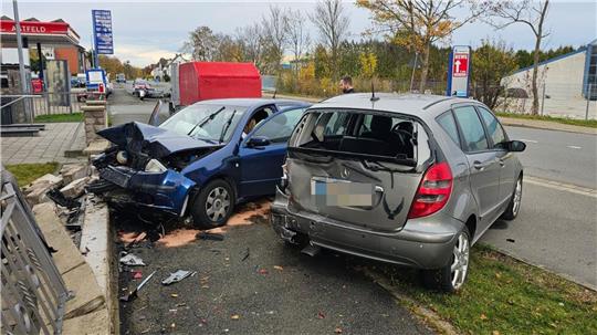 Astfeld: Auto kracht in Mauer und touchiert geparktes Fahrzeug Nach dem Unfall stehen die Autos am Straßenrand in Astfeld. Beide erlitten einen Totalschaden.