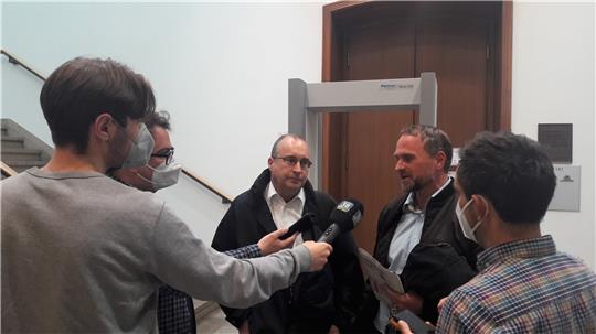 Nach dem Urteil äußerten sich die Strafverteidiger Andreas Zott (li.) aus Braunschweig und Martin Nitschmann aus Bonn gegenüber der Presse und kündigten ohne Zögern an, nach Rücksprache mit ihrem Mandanten das Rechtsmittel der Revision einlegen zu wollen. Foto: Holger Neddermeier