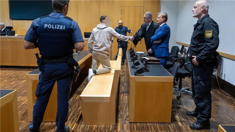 Lebenslange Haft nach Auftragsmord an dreifacher Mutter Nach dem Urteil verabschiedete sich der Angeklagte von seinen Anwälten.