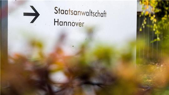 Nach dem Vandalismus in der Gedenkstätte Ahlen klagt die Staatsanwaltschaft Hannover einen 26 Jahre alten Verdächtigen an. (Symbolbild) 