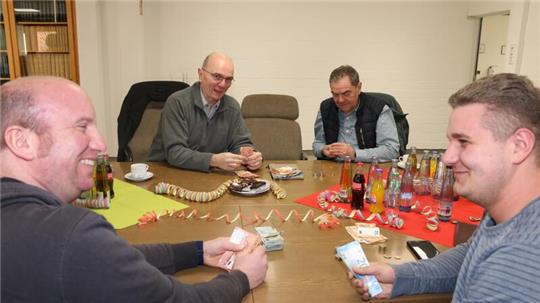 Nach dem Verkauf werden von den Schladener Schweinehändlern bei guter Laune die Einnahmen gezählt.
