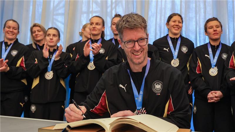 Silber-Coach bleibt Bundestrainer der Handballerinnen Nach dem WM-Coup durften sich Markus Gaugisch und seine Spielerinnen ins Goldene Buch der Stadt Dortmund eintragen. (Archivbild)