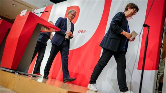 Nach dem Wahldebakel: SPD-Spitzenleute verlassen ihre Pressekonferenz