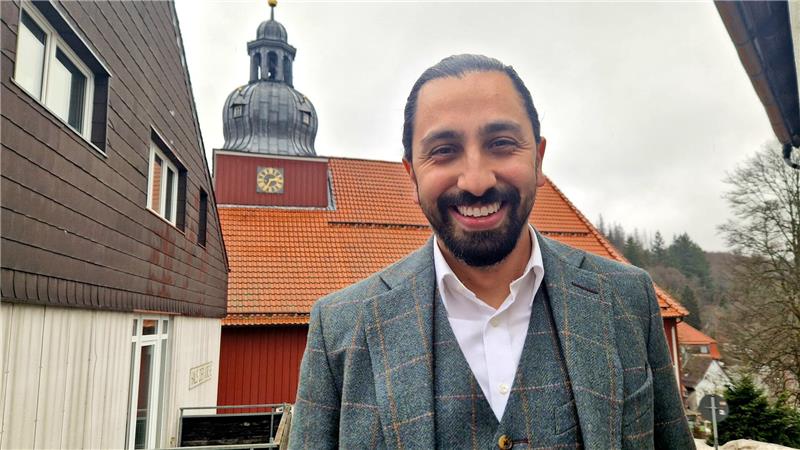 Ali Arabi steht vor der Altenauer Kirche.