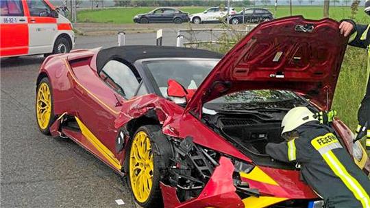 Nach dem Zusammenstoß: Der Lamborghini an der Unfallstelle.
