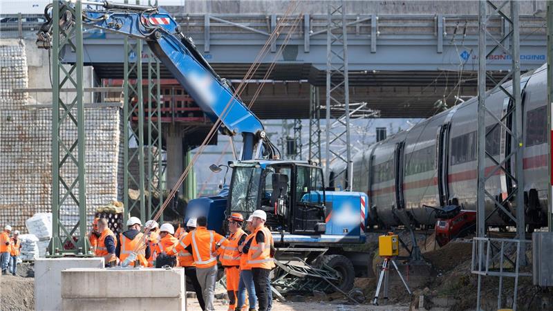 ICE fährt gegen Baggerarm - Baggerfahrer verletzt Nach dem Zusammenstoß eines ICE mit einem Baggerarm muss die Höhe des Sachschadens noch ermittelt werden.