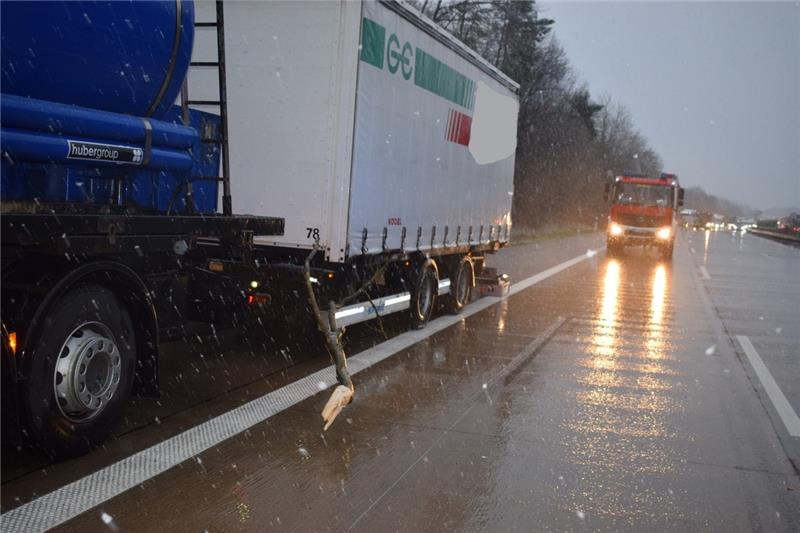 Nach dem Zusammenstoß hat sich ein Teil des Baumes im Lkw verfangen. Foto: Polizei Hildesheim