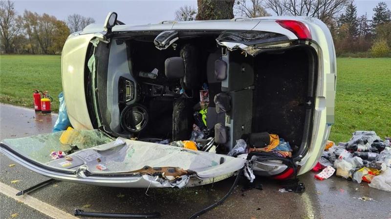 Nach dem Zusammenstoß mit einem Baum kippte der Pkw auf die Fahrerseite.