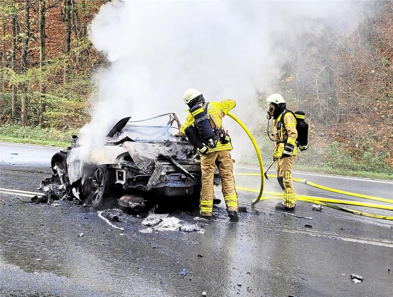 B4-Unfall bei Bad Harzburg: Verbranntes Opfer identifiziert Nach dem Zusammenstoß mit einem Lkw brennt am 4. November auf der B 4 ein Auto vollständig aus. Darin, das gilt jetzt zumindest als sehr sicher, saß ein 77-jähriger Bad Harzburger. Foto: Exner