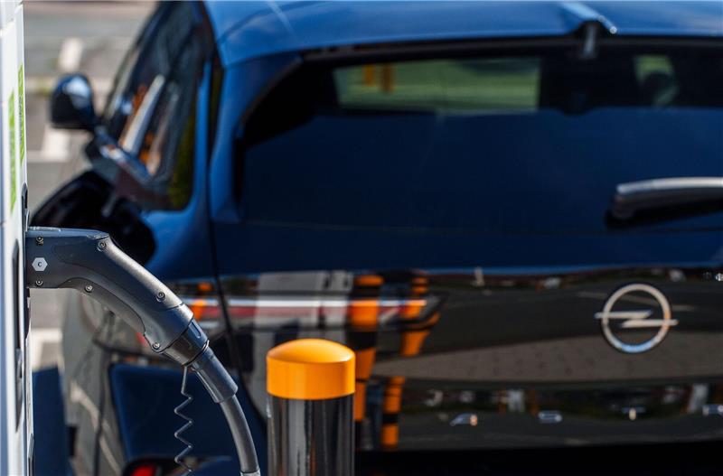 Autokonzern garantiert E-Auto-Bonus für Privatkunden Nach dem abrupten Förderende von E-Autos, übernimmt Stellantis die Förderung für seine Privatkunden kurzerhand selbst.