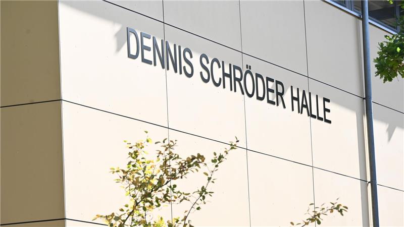 Titelträger mit Tränen - Tausende Fans feiern Schröder Nach dem deutschen Basketball-Kapitän Dennis Schröder ist nun eine Halle in Braunschweig benannt.