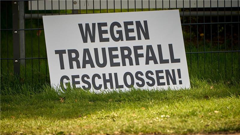 Nach dem folgenschweren Arbeitsunfall mit drei Toten und zwei lebensgefährlich Verletzten bleibt die Lederfabrik geschlossen. 