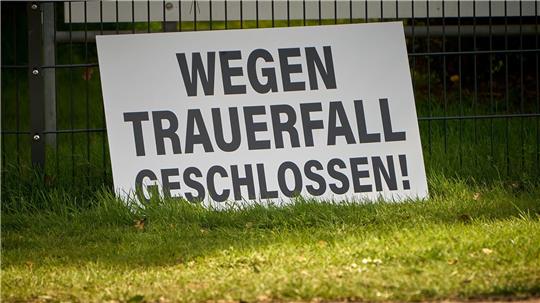 Nach dem folgenschweren Arbeitsunfall mit drei Toten und zwei lebensgefährlich Verletzten bleibt die Lederfabrik geschlossen. 