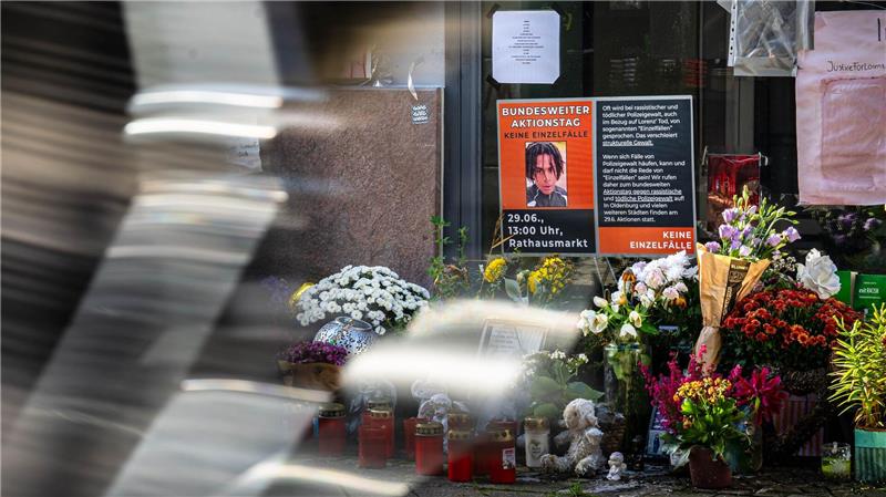 Nach dem gewaltsamen Tod des 21-jährigen Lorenz in Oldenburg hat die Staatsanwaltschaft Anklage gegen einen Polizisten erhoben. (Archivbild)