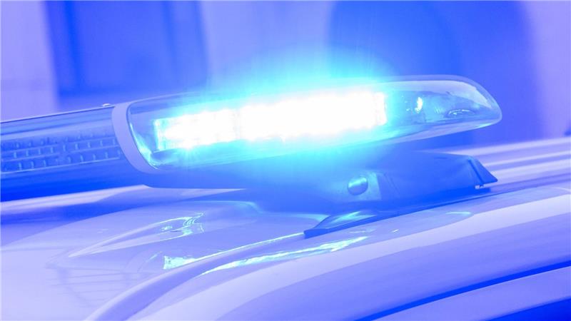 Nach dem gewaltsamen Tod eines Mannes im Landkreis Friesoythe nimmt die Polizei die Ehefrau des Opfers fest. (Symbolbild)