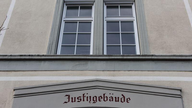 Nach dem gewaltsamen Tod seiner Eltern und seines Bruders muss der mutmaßliche Täter nun vor Gericht. (Archivbild) 