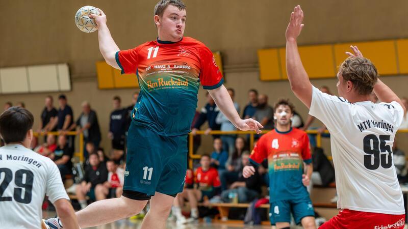 Kein guter Tag für das Nordharz-Trio Nach dem gewonnenen Heimauftakt gegen Moringen, hier Lennox Heilmann beim Wurf, verliert der MTV Hornburg sein erstes Auswärtsspiel in der Handball-Landesliga bei der HSG Schoningen/Uslar/Wiensen mit 24:28.