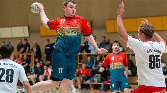 Nach dem gewonnenen Heimauftakt gegen Moringen, hier Lennox Heilmann beim Wurf, verliert der MTV Hornburg sein erstes Auswärtsspiel in der Handball-Landesliga bei der HSG Schoningen/Uslar/Wiensen mit 24:28.