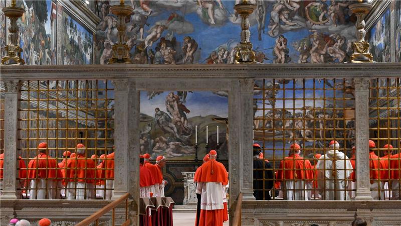 Schwarzer Rauch: Noch kein neuer Papst gewählt Nach dem lateinischen Ruf „extra omnes“ wurde die Tür der Sixtinischen Kapelle geschlossen.