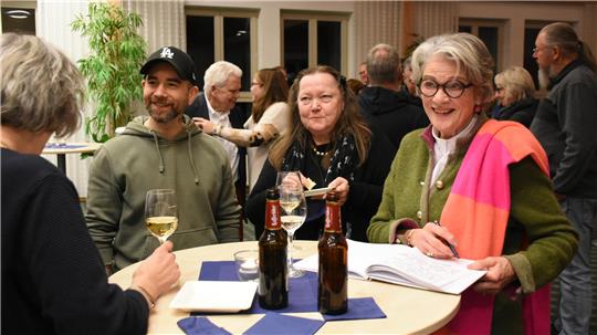 Nach dem offiziellen Teil nutzen die Gäste der letzten Lesung des Wortwerkers Hank Zerbolesch (2.v.li.) die Gelegenheit, mit ihm live im Spielgelsaal der Volksbank ein paar Worte zu wechseln, darunter Sabine Fontheim (re.) und Gabriele Radeck-Jördens (2.v.re.).