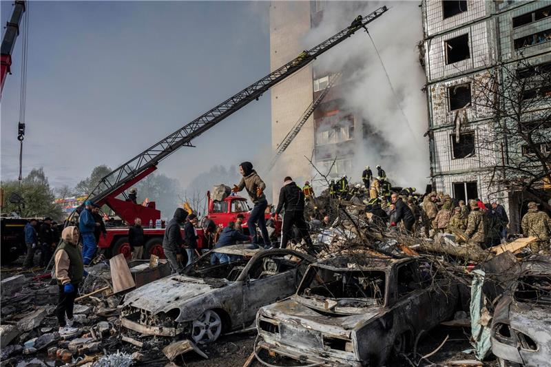 Zahl der Toten im zentralukrainischen Uman steigt weiter Nach dem russischen Angriff beseitigen Rettungskräfte die Trümmer eines Wohnhauses in Uman.