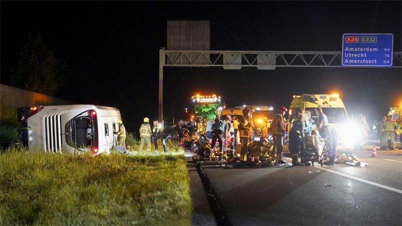 Schock bei Oberstufenfahrt: Mehrere Verletzte nach Busunfall Nach dem schweren Busunfall in den Niederlanden wurden mehrere Menschen verletzt und im Krankenhaus behandelt.