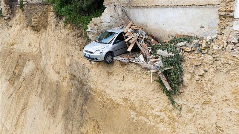 Nach dem schweren Erdrutsch auf Sizilien hängt ein Auto über einem Abgrund. 