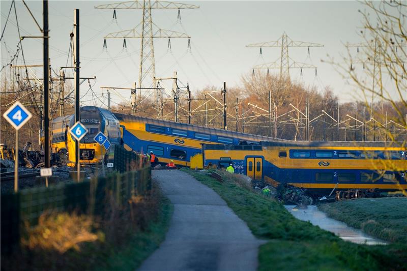 Nach dem schweren Zugunglück bei Voorschoten - Rettungskräfte an der Unfallstelle.