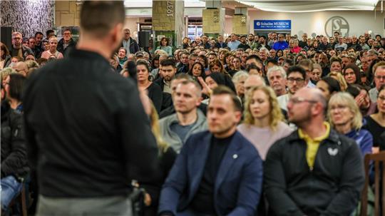 Nach dem spektakulären Gelsenkirchener Sparkassen-Einbruch öffnet die Bank eine Servicestelle für Kunden - hier ein Archivbild einer Informationsveranstaltung eines Rechtsanwalts für Kunden. (Archivbild)
