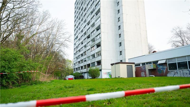 15-Jähriger vom Balkon in den Tod gestürzt - Festnahmen Nach dem tödlichen Sturz eines Jugendlichen aus einem Hochhaus hat die Polizei Absperrband angebracht.