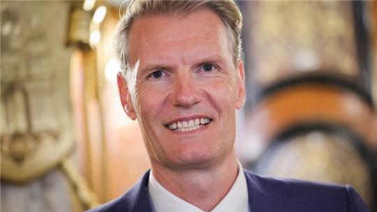 Nach dem umstrittenen ersten Bürgerschaftsbeschluss zum Einstieg der weltgrößten Reederei MSC beim Hamburger Hafenlogitiker HHLA versucht MSC-Chef Soren Toft in einem Interview Vertrauen aufzubauen.