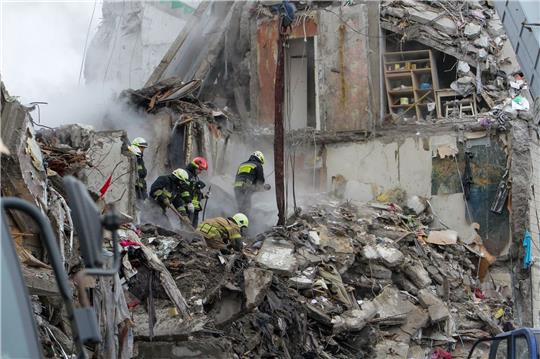Nach dem verheerenden russischen Raketenangriff auf das Wohnhaus in Dnipro werden in der ukrainischen Stadt noch immer viele Bewohner vermisst.