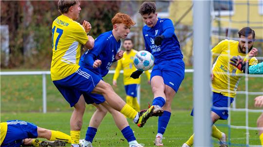 Jonas Kahl von der FG Vienenburg/Wiedelah schießt im Spiel gegen den MTV Salzdahlum auf das Tor.