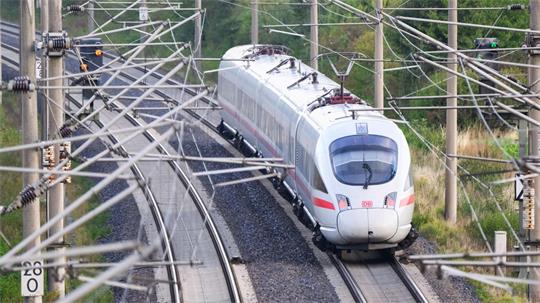 Nach den Berechnungen eines Gutachters könnten ICE-Züge Hamburg und Hannover in knapp 60 Minuten verbinden. (Symbolbild)