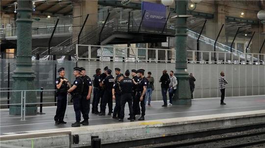 Nach den Brandanschlägen auf die französische Bahn patroullieren Polizisten auf einem Bahnhof in Paris.