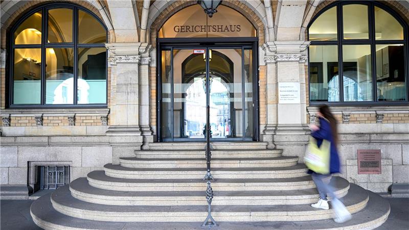 Nach den Feststellungen des Gerichts erstickten die beiden Verurteilten ihren Vermieter im April 2020 mit einer Plastiktüte. (Archivbild)