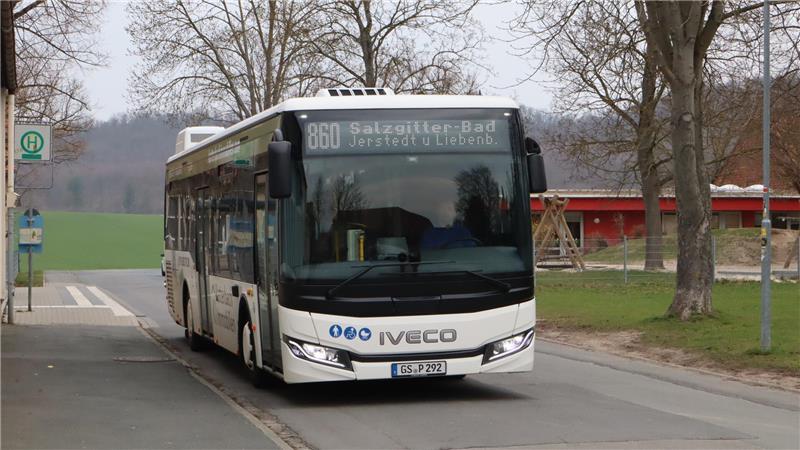 ein fahrender Linienbus. 