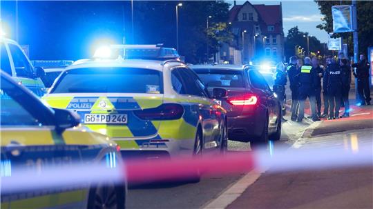 Nach den Schüssen auf einen Polizisten in Göttingen wurde nach dem mutmaßlichen Täter gesucht - nun hat sich der 16-Jährige der Polizei gestellt.