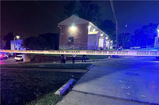 Nach den Schüssen sperrt die Polizei den Tatort im Stadtteil Brooklyn Homes in baltimore ab.