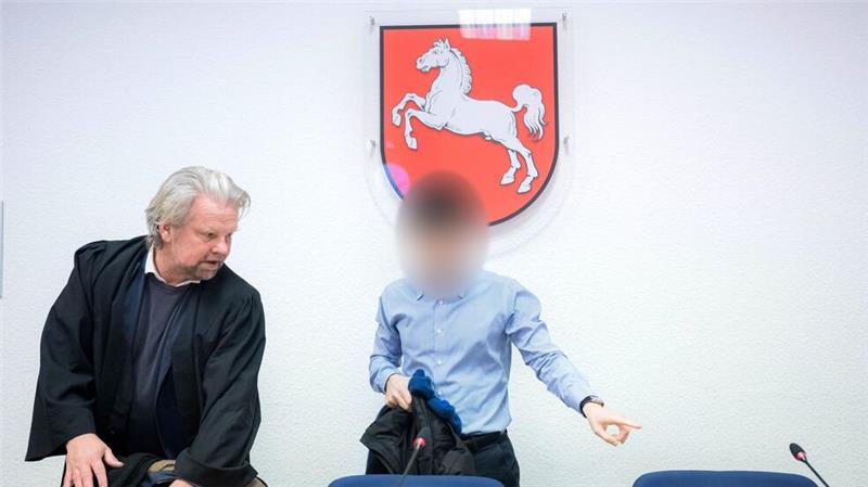 Prozess um Skandale bei der Elsflether Werft kurz vor Ende Nach den Skandalen rund um die Elsflether Werft nähert sich der Prozess gegen einen 36-Jährigen (r.) vor dem Landgericht Oldenburg dem Ende. (Archivbild)