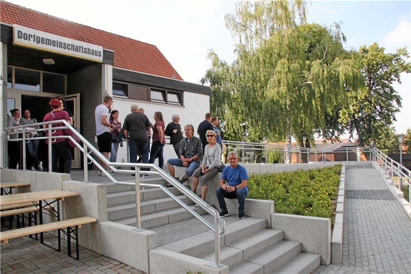 Nach den Umbauarbeiten verfügt das modernisierte Alt Wallmodener Dorfgemeinschaftshaus über einen barrierefreien Zugang. Über die Rampe ist es Gehbehinderten auch ohne fremde Hilfe möglich, ins Haus zu gelangen.  Foto: Hohaus