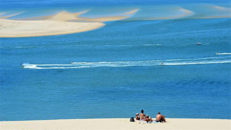 Nach den Waldbränden an der Atlantikküste ermuntert die Tourismusbranche auch ausländische Touristen zur Rückkehr. (Archivbild)